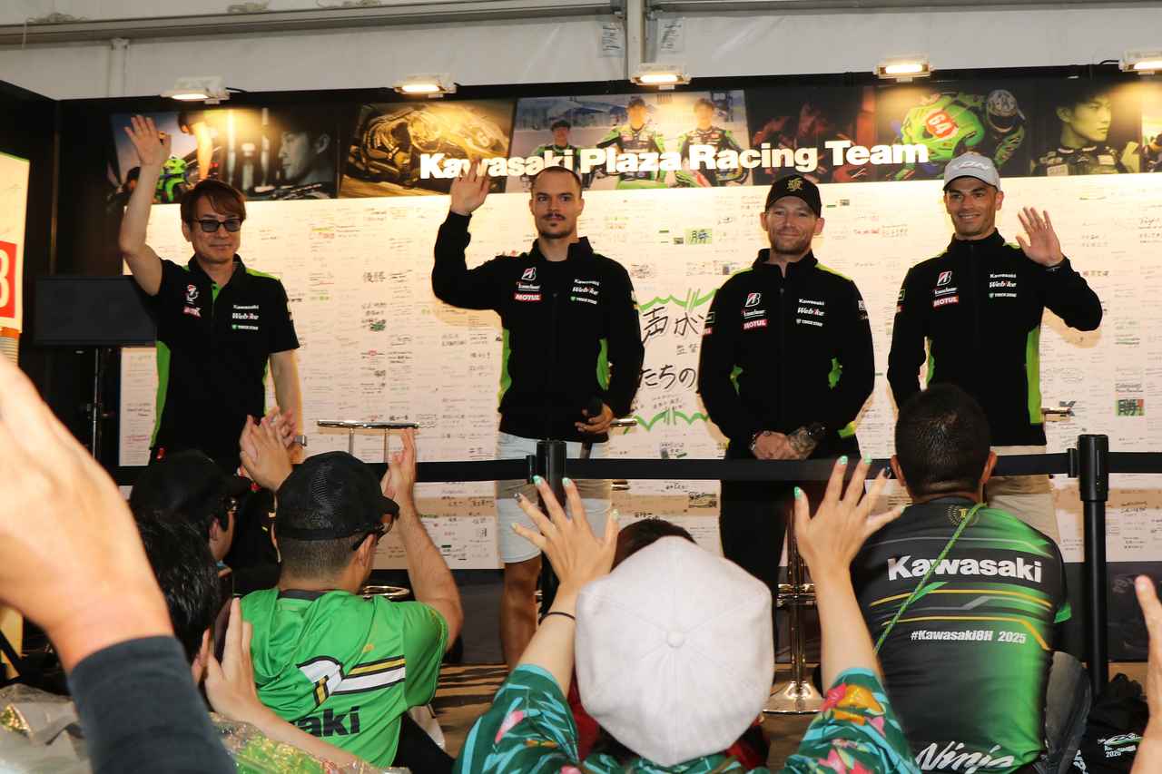 画像: ▲Team Kawasaki Webike Trickstar Kaedear：（左から）鶴田竜二監督、クリスチャン・ガマリノ選手、グレゴリー・ルブラン選手、ロマン・ラモス選手。