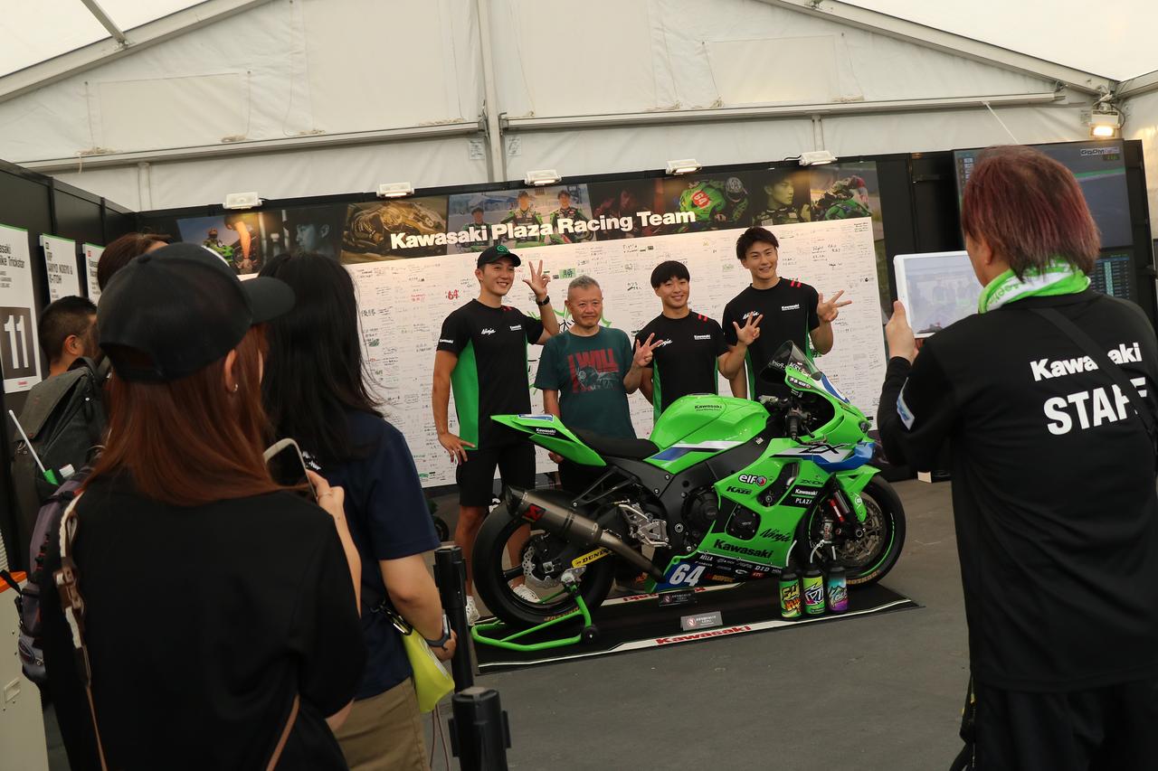 画像11: 雨でも大盛り上がり！ 鈴鹿8耐のカワサキブースが想像以上にアツかった｜Kawasaki Plaza Racing Teamのマシンや新車展示もずらり！【鈴鹿8耐・GPスクエア イベントレポート】