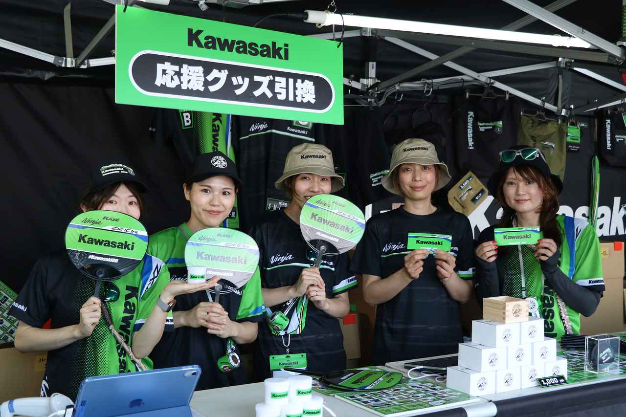 画像8: 雨でも大盛り上がり！ 鈴鹿8耐のカワサキブースが想像以上にアツかった｜Kawasaki Plaza Racing Teamのマシンや新車展示もずらり！【鈴鹿8耐・GPスクエア イベントレポート】