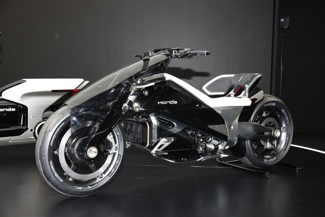 画像: 【ワールドプレミア】ホンダ「EV Outlier Concept」“電動でしか得られない驚きと感動”を形にした自由形クルーザー【ジャパンモビリティショー2025】 - webオートバイ
