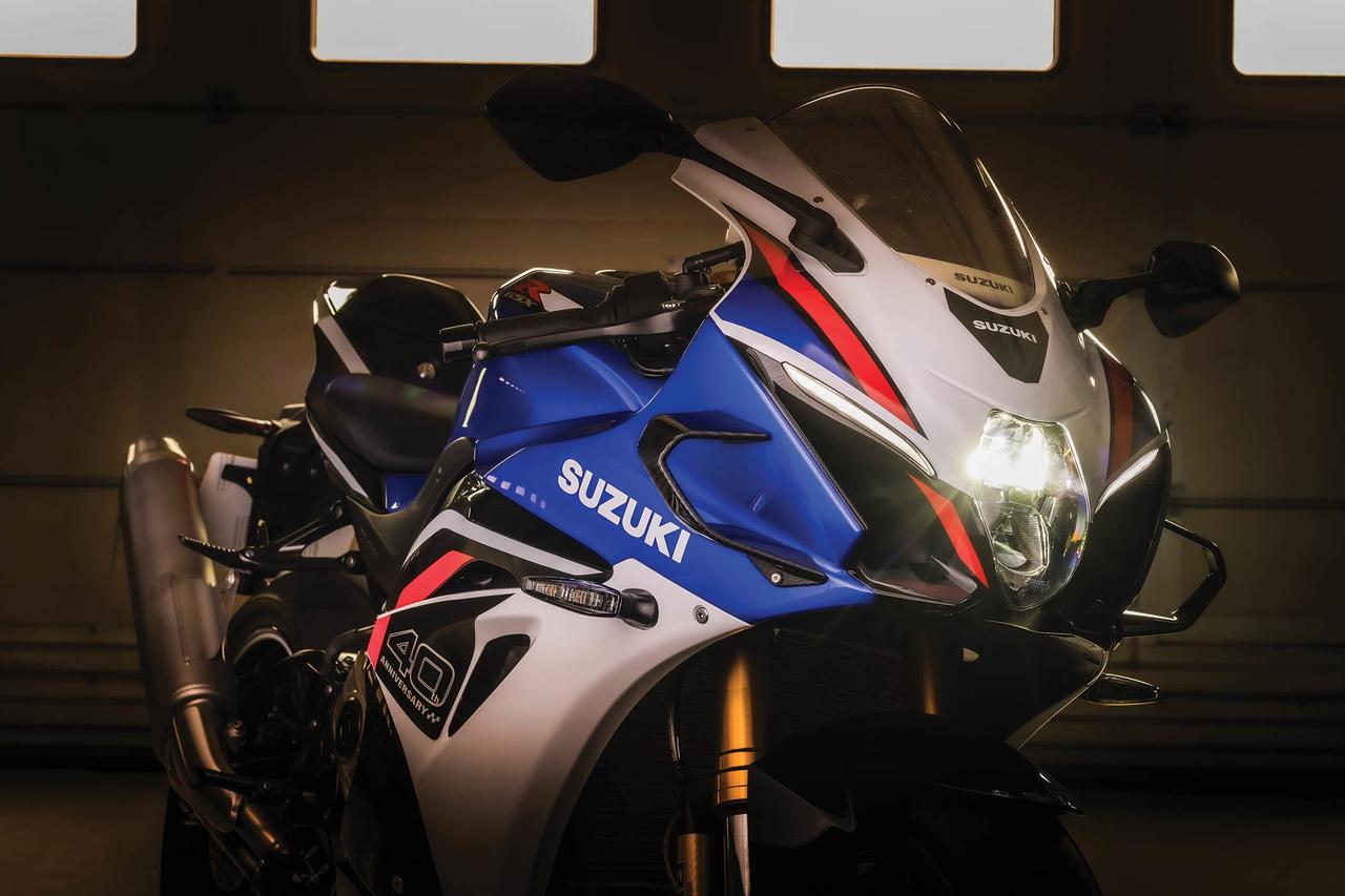 画像: カーボン製ウイングレットとシングルシートカウルを装備するGSX-R1000RS。