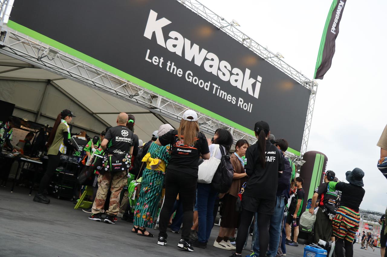 画像12: 雨でも大盛り上がり！ 鈴鹿8耐のカワサキブースが想像以上にアツかった｜Kawasaki Plaza Racing Teamのマシンや新車展示もずらり！【鈴鹿8耐・GPスクエア イベントレポート】