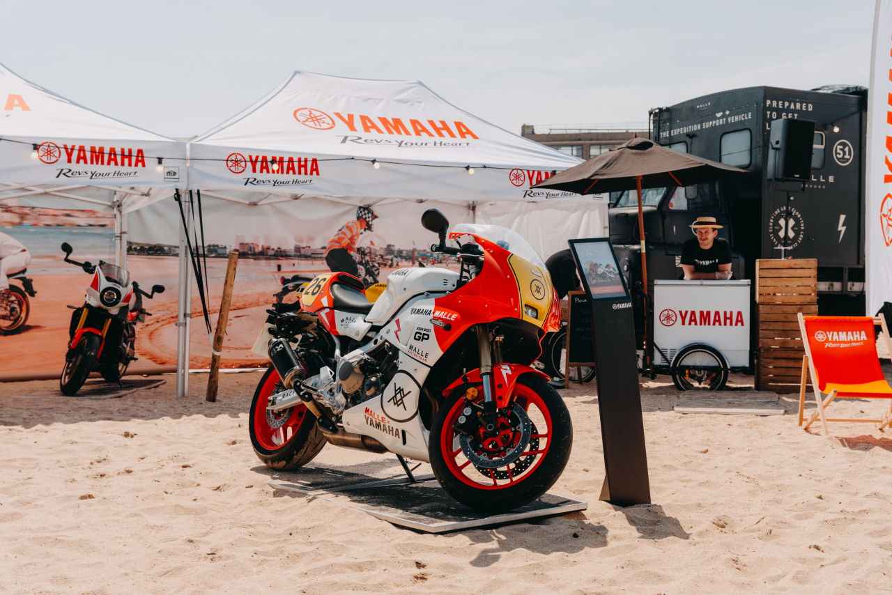 画像1: 何してるのー! ヤマハが「XSR900 GP」で砂浜レースに参戦して表彰台に乗っちゃった?!【欧州】