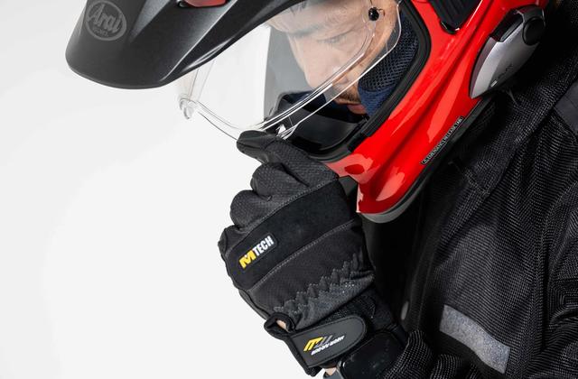 画像: ヘルメットシールドの開閉が容易にできるばかりでなく、グローブをしたままでもシールドの脱着作業ができるほど、素肌感覚のフィット感です。