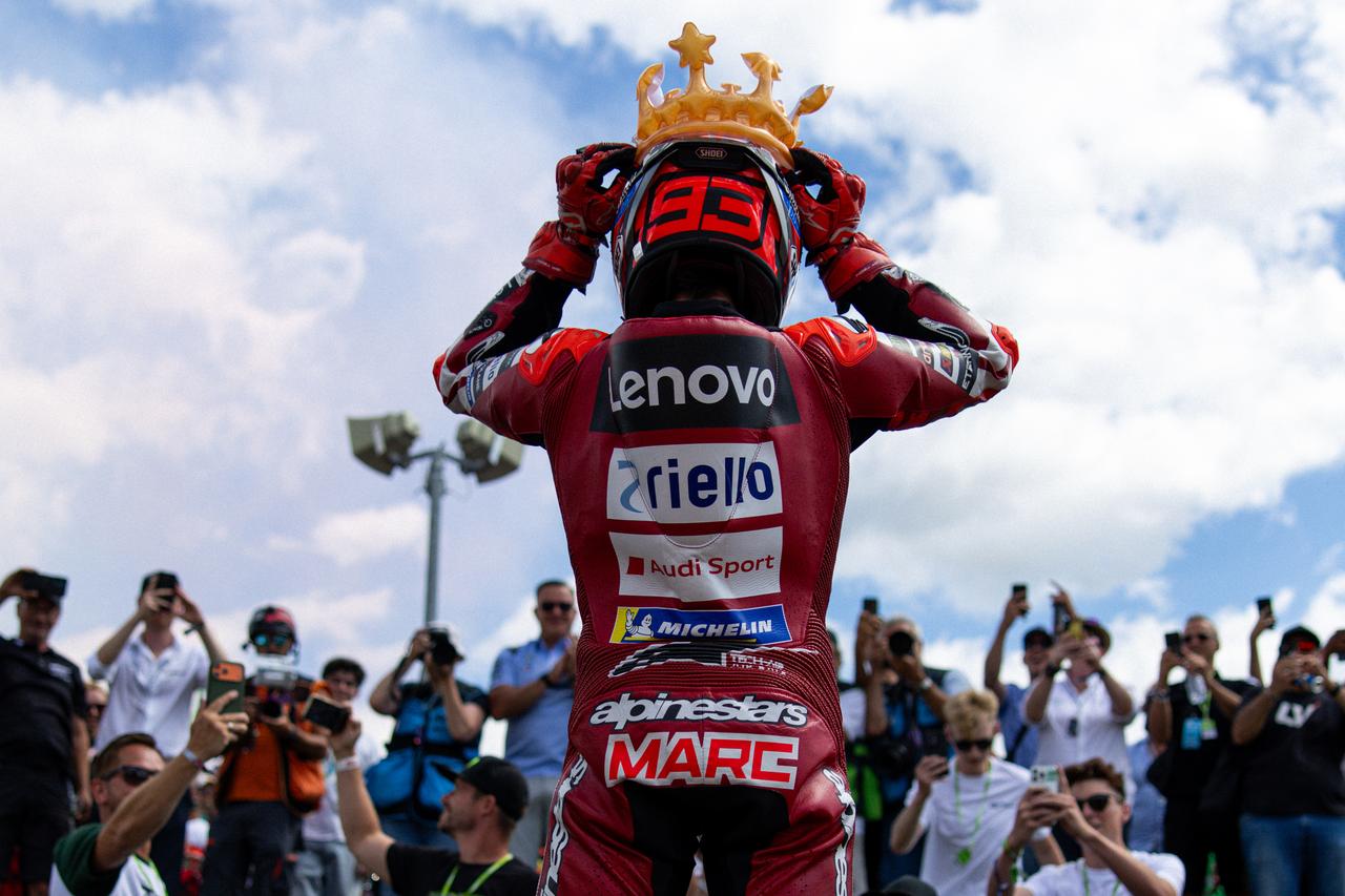 画像: ファンと喜びを分かち合う「ザクセンキング」 © 2026 MotoGP Sports Entertainment Group