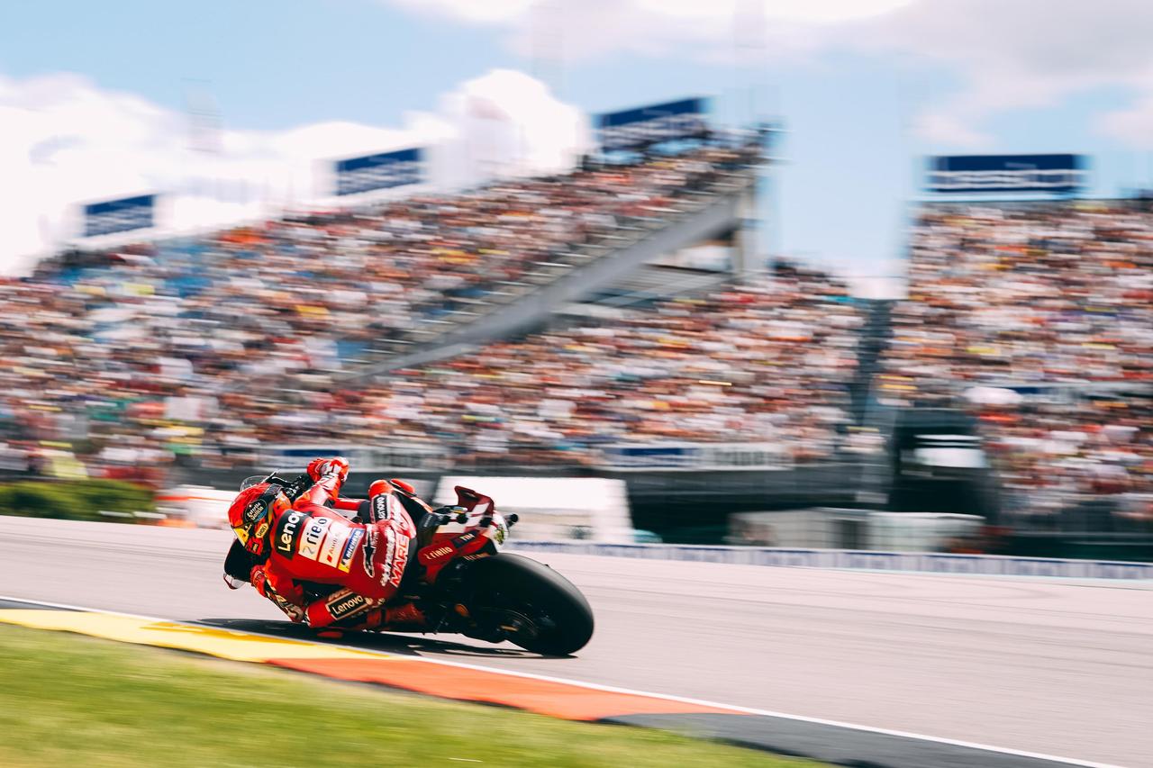 画像: 左回りで圧倒的な強さを見せるM.マルケスがトップを快走 © 2026 MotoGP Sports Entertainment Group