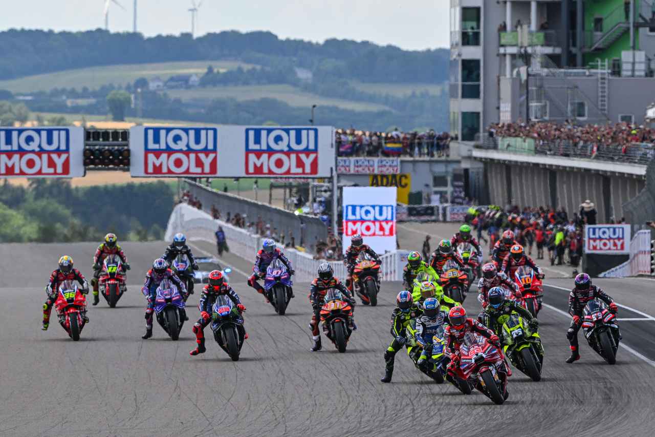 画像: 5番グリッドからスタートした小椋はイン側からターン1に入り3番手に浮上 © 2026 MotoGP Sports Entertainment Group