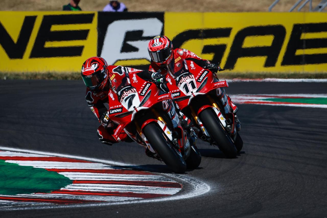 画像: ブレガの猛追を抑え込むレクオナ © Dorna WSBK Organization Srl, 2026