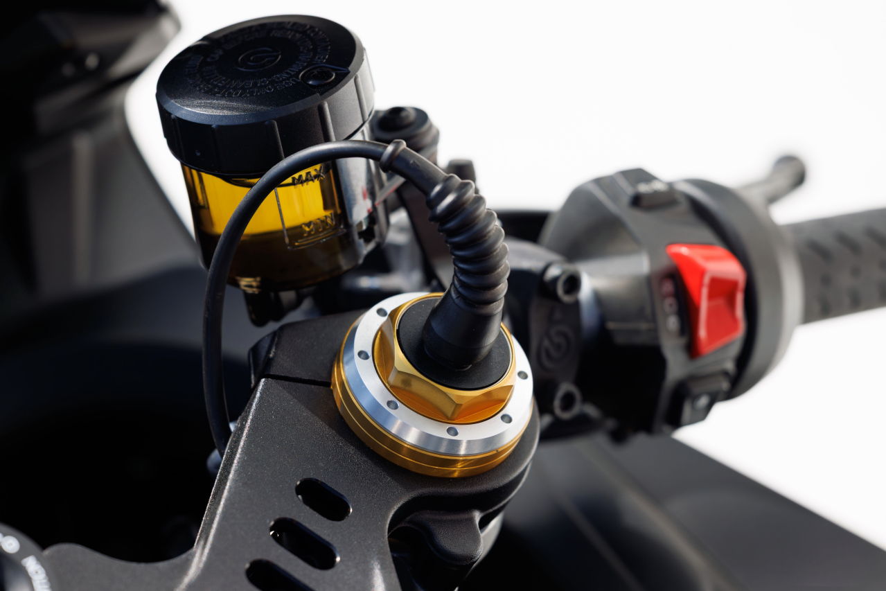 画像1: 【限定12台】コーナー毎にサス設定が変わる?! 新型アプリリア「RSV4ファクトリー」は最新エアロと予測型電子制御で武装