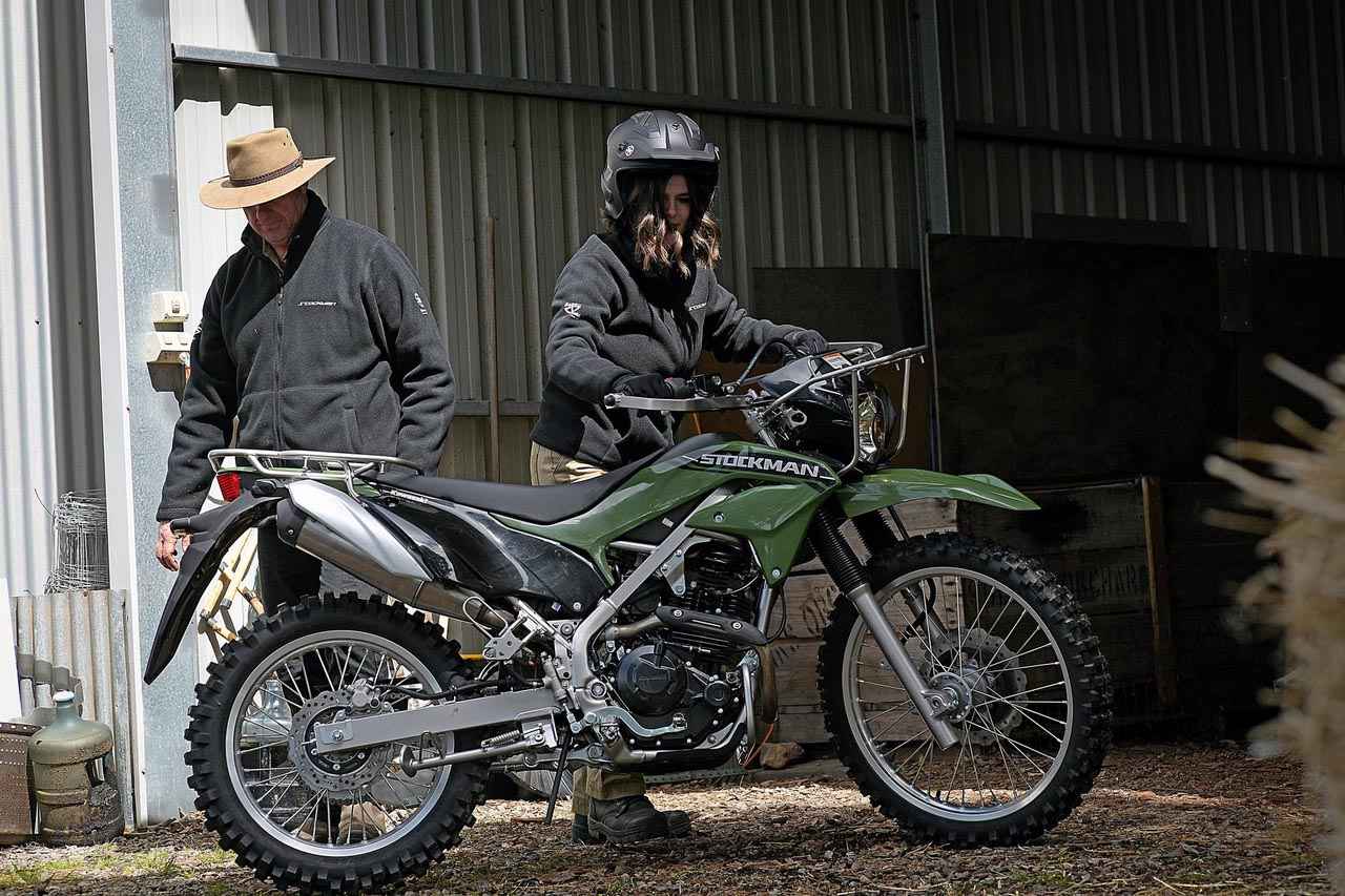 画像: KAWASAKI STOCKMAN 2026年モデル（ニュージーランド仕様） 総排気量：233cc エンジン形式：空冷4ストSOHC2バルブ単気筒 シート高：845mm 車両重量：137kg 参考価格：7967 NZドル（約74万3000円）