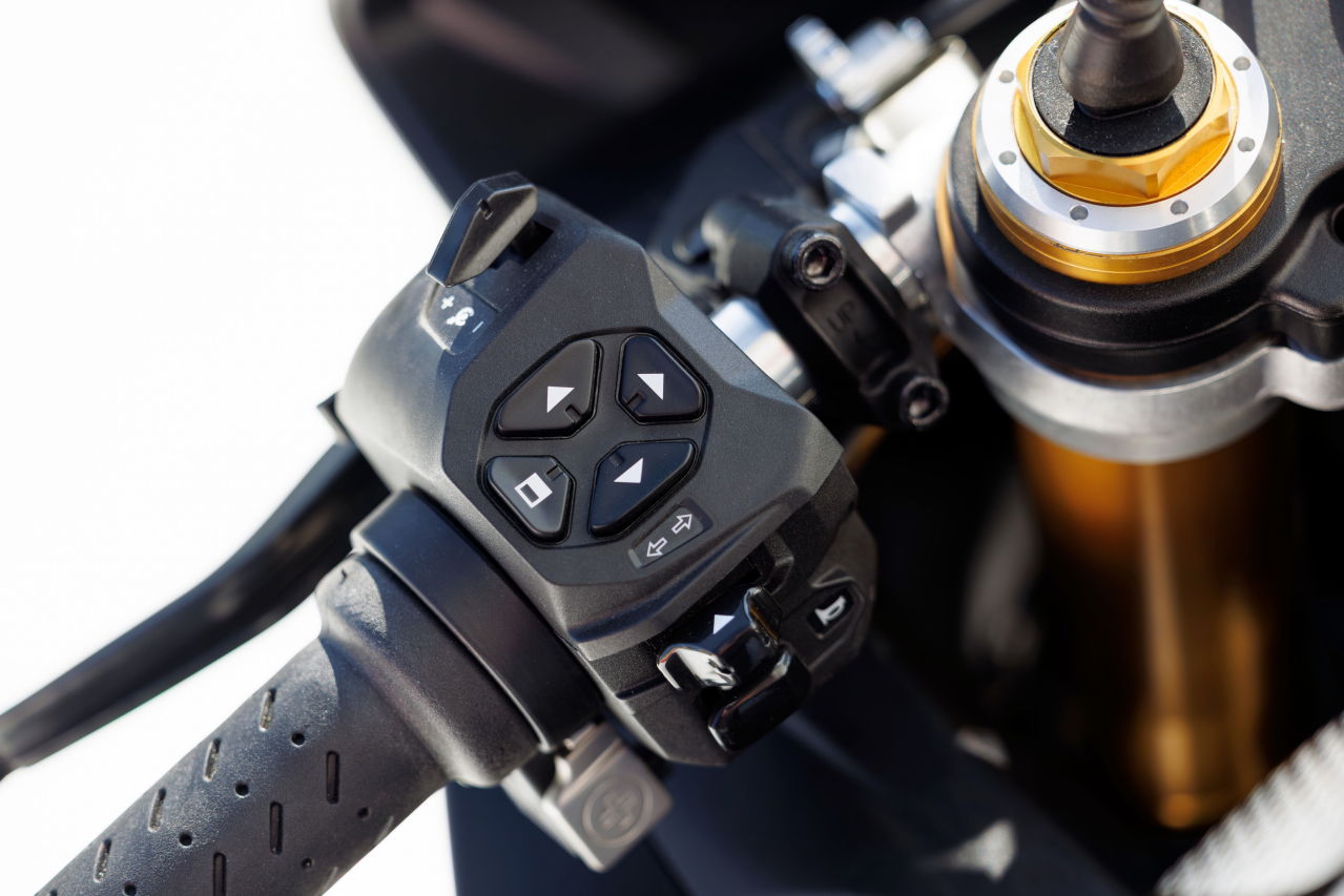画像2: 【限定12台】コーナー毎にサス設定が変わる?! 新型アプリリア「RSV4ファクトリー」は最新エアロと予測型電子制御で武装