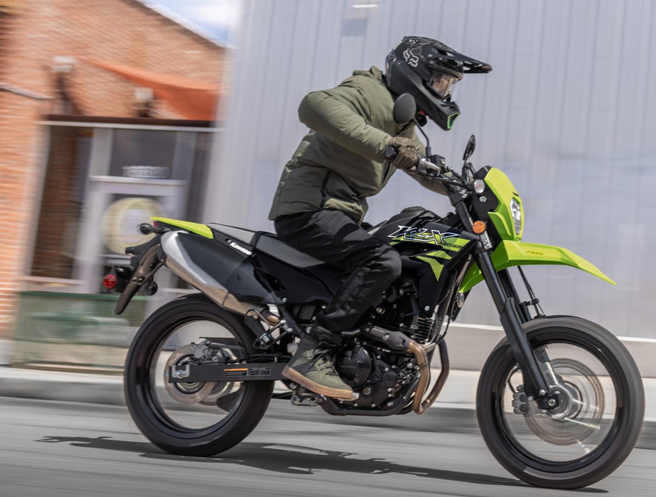 画像: 希少な軽二輪モタード・カワサキ「KLX230SM」の2026年モデルが発売! ストリートで光る新カラー&グラフィックを採用 - webオートバイ