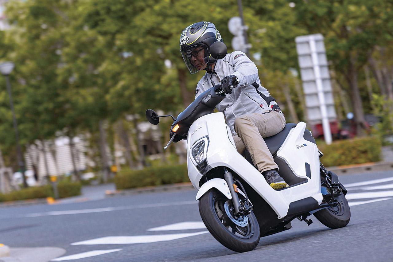 画像: ホンダ「EM1 e:」インプレ｜50ccの原付バイクから電動スクーターに乗り換えるのはありか？ ホンダ初の一般向けEVコミューターを徹底解説 - webオートバイ