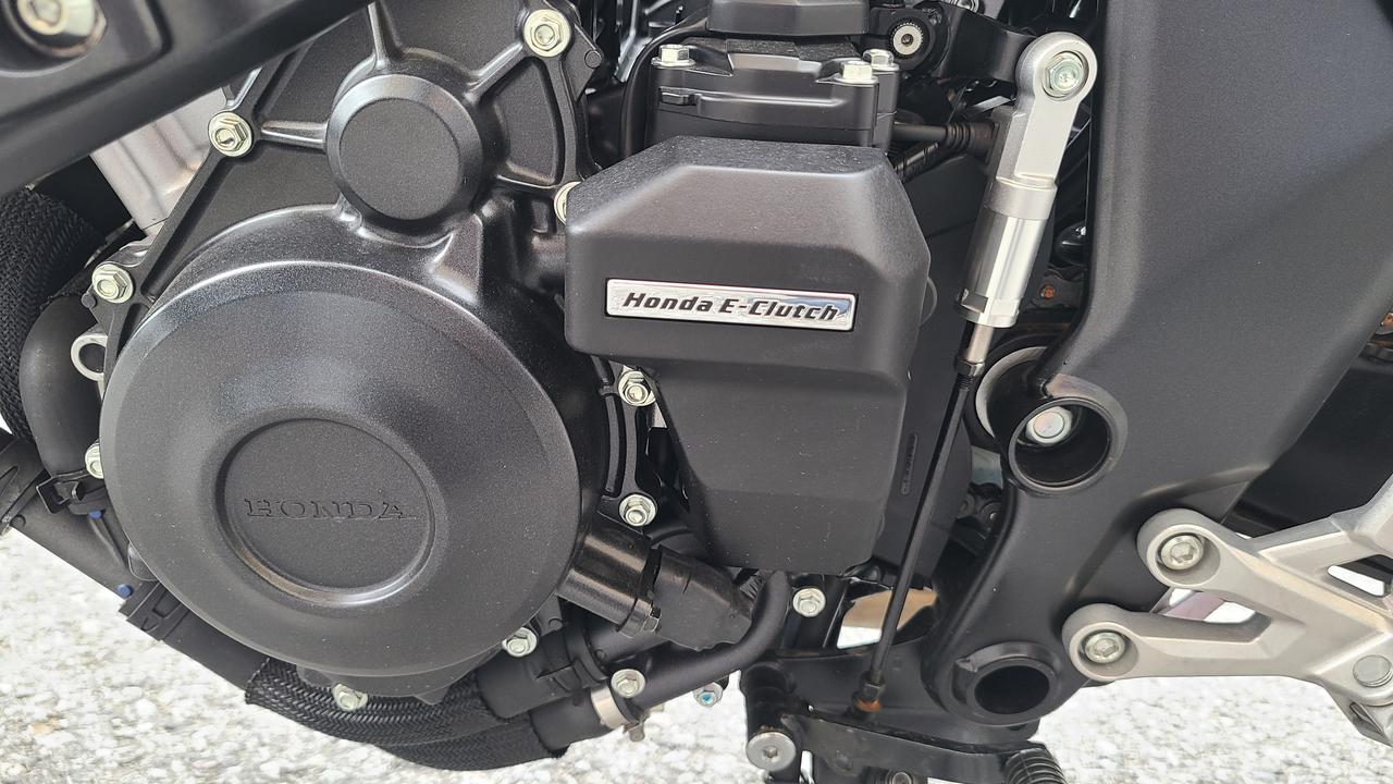 画像: TBW=電子制御スロットル対応の新型E-Clutchを採用。TBWになったことでシフトダウン時のエンジン回転数をマシン側で調整（オートブリッピング）してくれるように進化している。