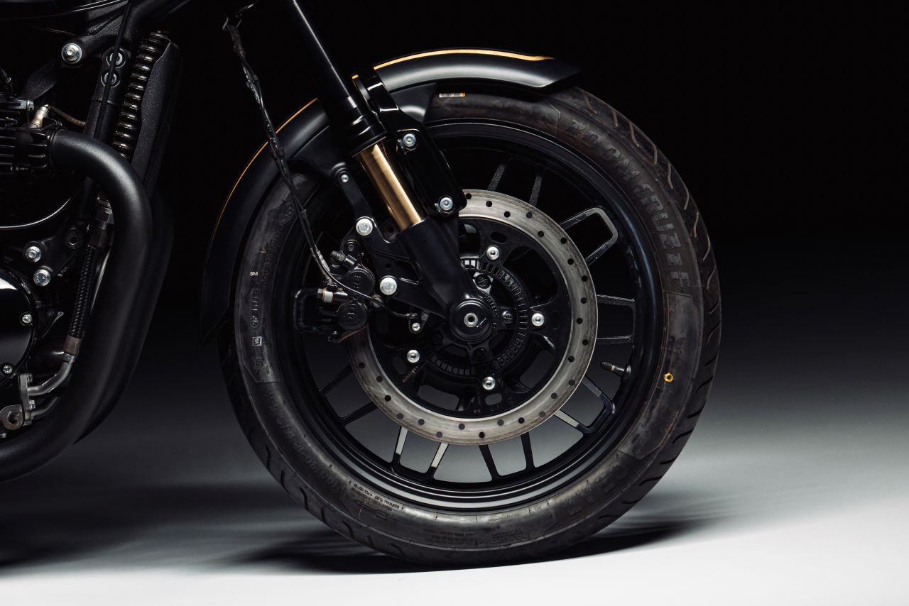 画像 : 3番目の画像 - 【画像15枚】ロイヤルエンフィールド「SHOTGUN 650 × Rough Crafts Edition」の全貌 - webオートバイ