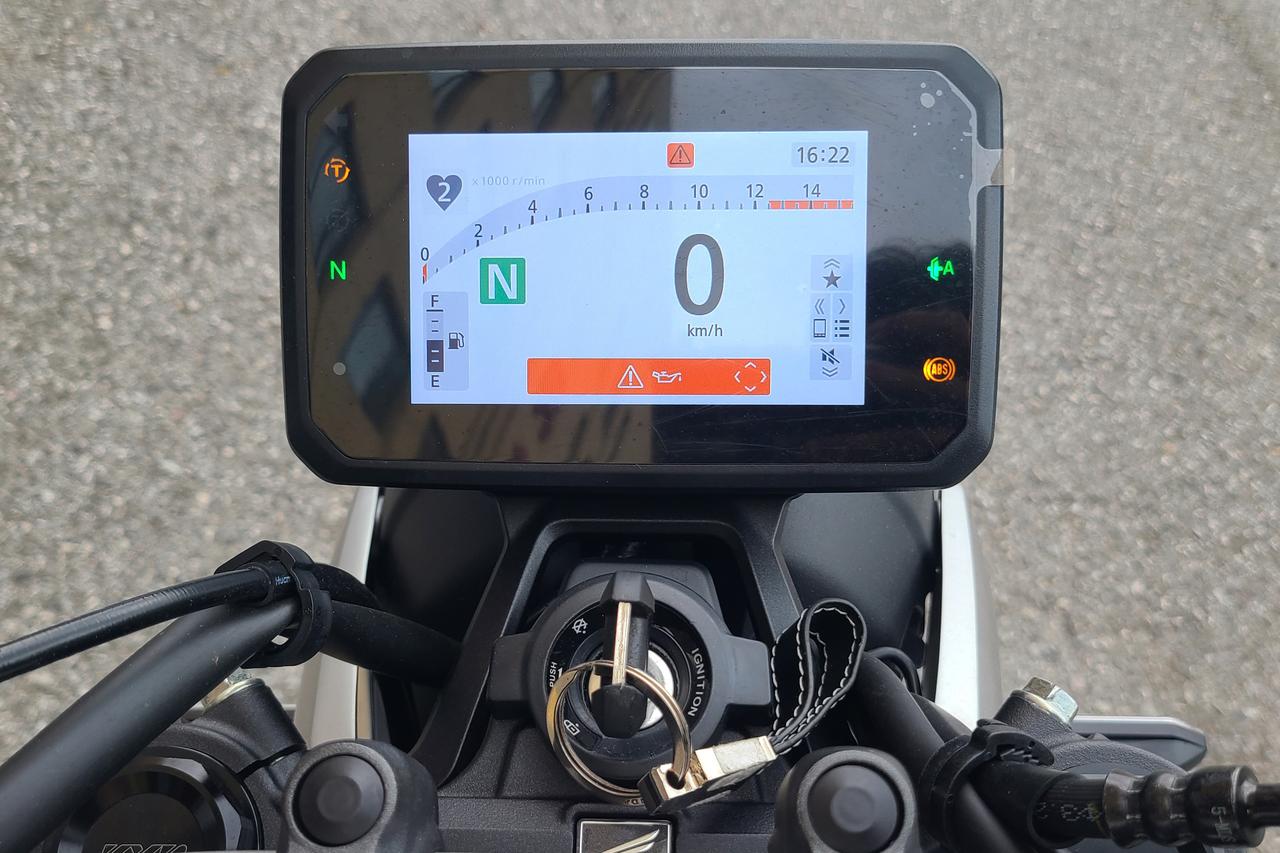 画像: CB1000Fをはじめ最近のホンダ車ではおなじみとなった5インチのフルカラーTFTメーターを採用。Honda RoadSync搭載でスマホやインカムと連携して様々な便利機能を提供してくれる。ライディングモードは「STANDARD」「SPORT」「URBAN」＋USERモードが2つ。USERモードではパワー、エンジンブレーキ、トラクションコントロールを各3段階で調整できる。トラコンはオフにすることも可能。
