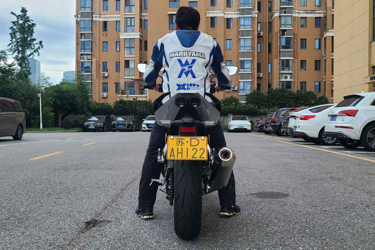 画像: 身長：167cm　体重：62kg 足着きは両かかとがわずかに浮く程度。軽いから引き起こしや取り回しも簡単だ。