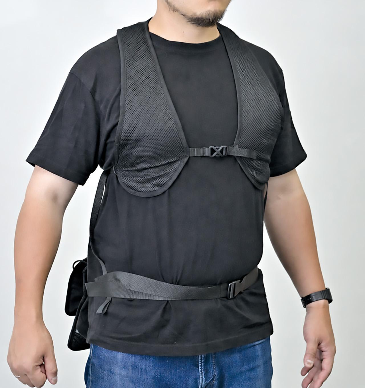 画像: コミネ KK-926 水冷式身体冷却システムG2 税込価格:1万1880円 サイズ:フリー ※別途モバイルバッテリーが必要 問い合わせ:コミネ サイズはフリーのみとなるが、身長181cmのオートバイ編集部・八橋の体格でも窮屈さはなし。タンクが別なので、ライディングジャケットを羽織るにも都合が良いし、ビジュアル的にも奇異な感じはない。