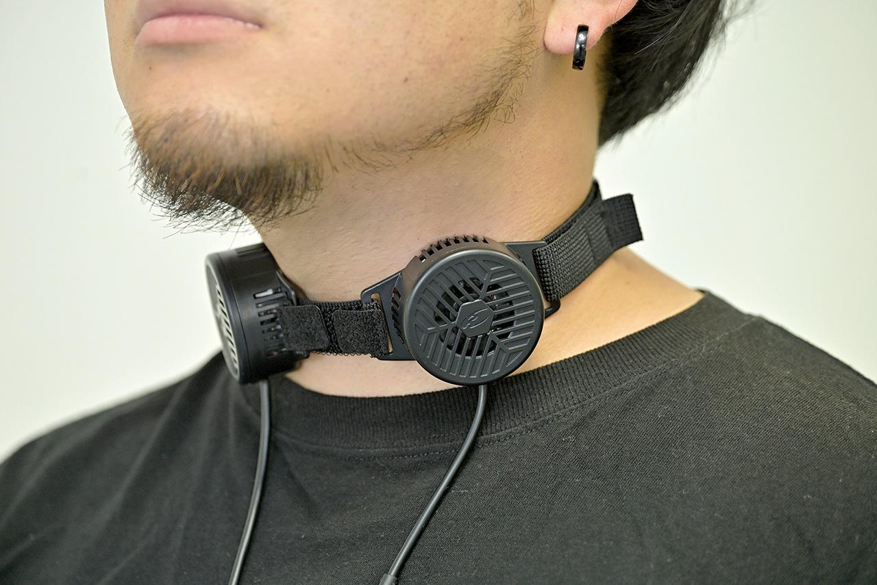 画像: コミネ KK-925 ペルチェ素子ウェアラブル ブレインクーラー G2 税込価格:6930円 サイズ:首回り30〜50cm ※別途モバイルバッテリーが必要 問い合わせ:コミネ ヘルメット着用を考慮し、コンパクトなペルチェユニットを採用した首用のウエラブルクーラー。3段階の出力調整が可能。安全のため、万が一の際にはあえて首から外れる構造のベルトなどバイク用品メーカーならではの気遣いが光る。