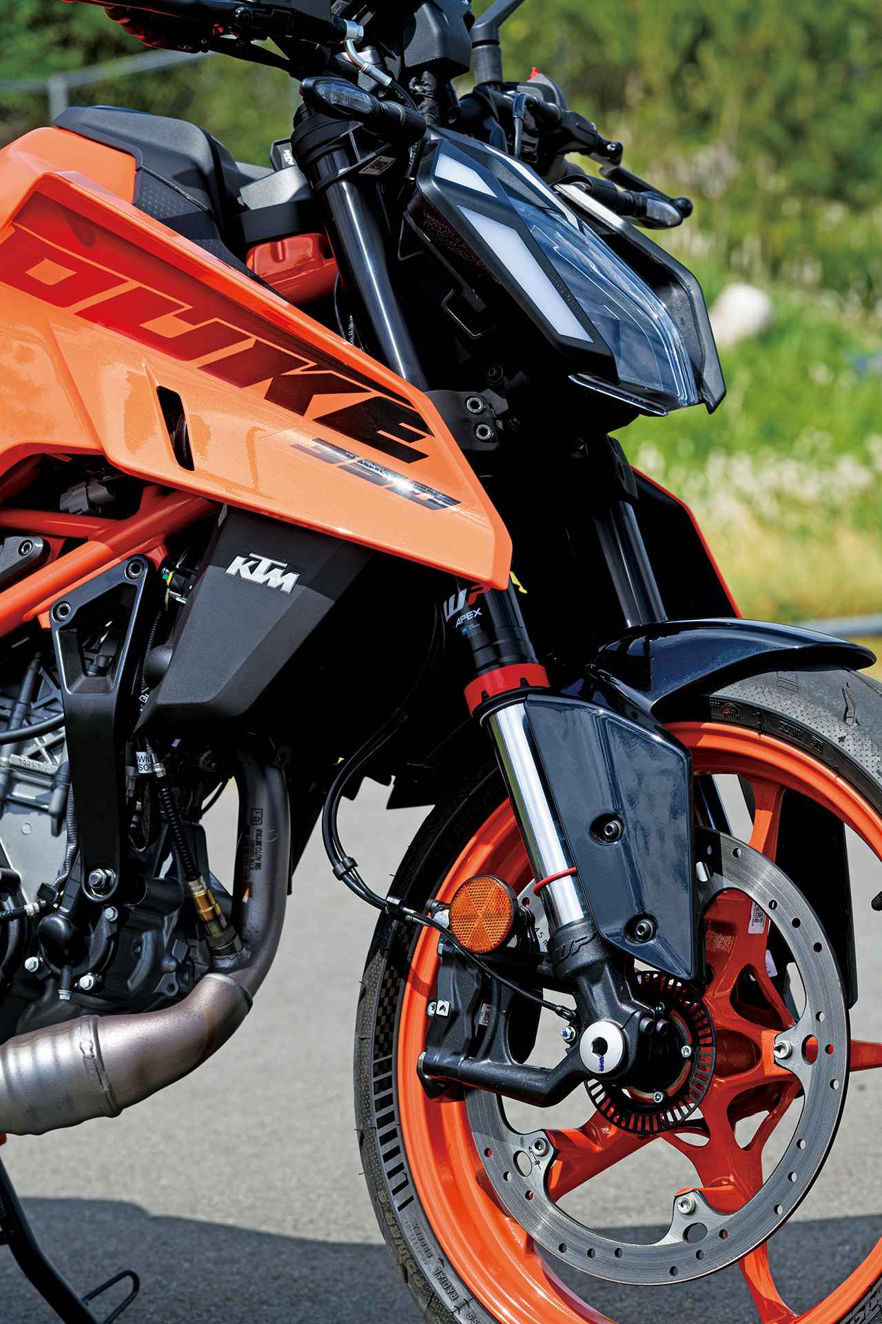 画像: フロントブレーキは320mmローターと4POTラジアルマウントキャリパーの組み合わせ。リアABSのみカットするスーパーモトモードを搭載。