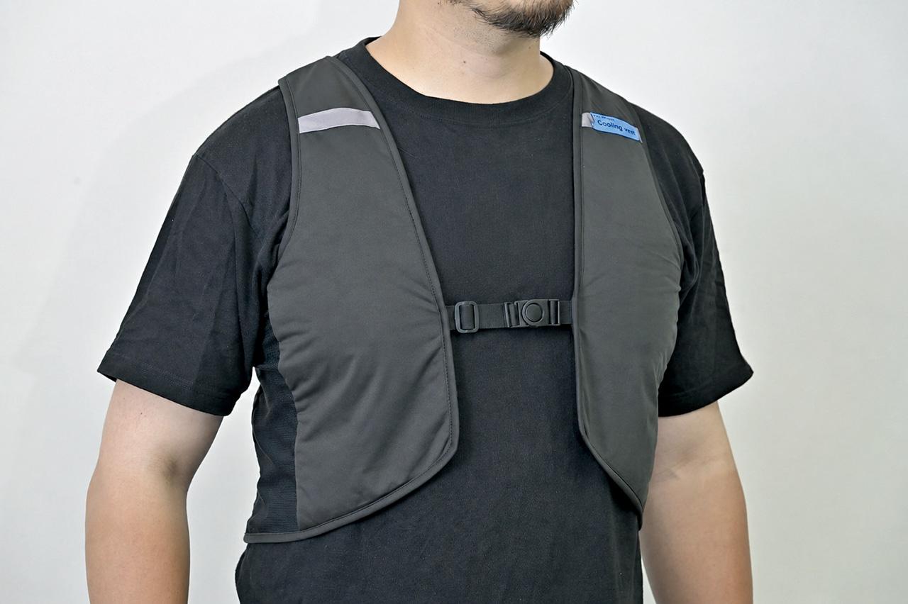 画像: デイトナ DI-015 ウェットクールベスト 税込価格:5280円 サイズ:TIGHT、FREE、WIDE 問い合わせ:デイトナ 電源不要。水に濡らして走行風による気化熱冷却で体を冷やす自然派エコなウェットクールベスト。濡らして着るだけのシンプルさなので、わずらわしい準備は不要。カビの発生を抑えるためにも使用後はしっかりと手入れしたい。