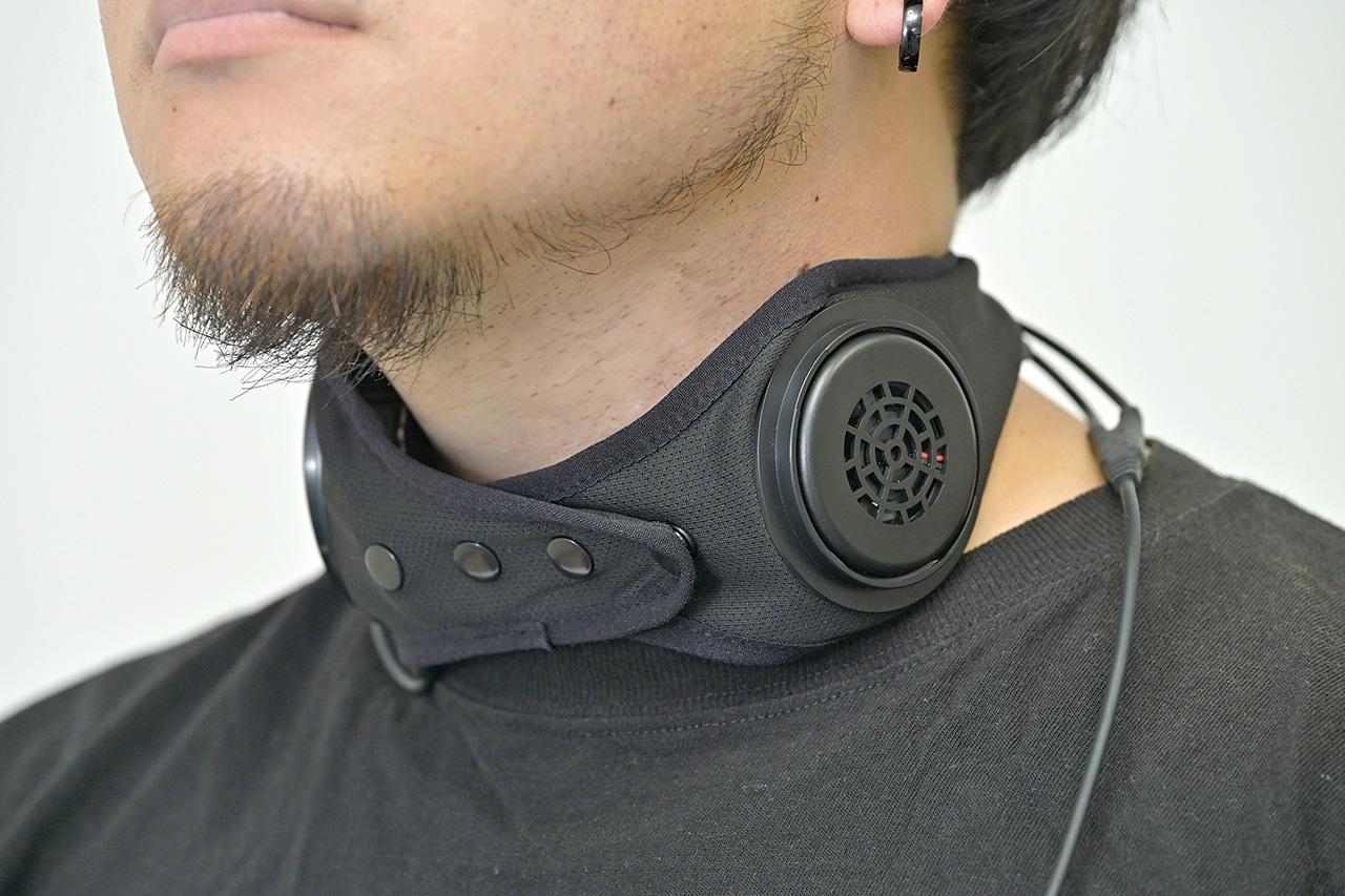 画像: LINKS Thermo Neck（サーモネック） 税込価格：7700円（バッテリー付き）／6930円（バッテリーなし） サイズ：首回り約35～48cm 連続使用時間：［冷却］約6～9時間/［温熱］約25～29時間 問い合わせ：LINKS 首に巻き付けることで、2個のペルチェユニットが首の血管をピンポイントで冷却し、暑さを抑えるThermo Neck。温冷両方に対応でき、それぞれ3段階の出力調整が可能。10000mAhのバッテリーが付属する。リーズナブルな価格も魅力だ。