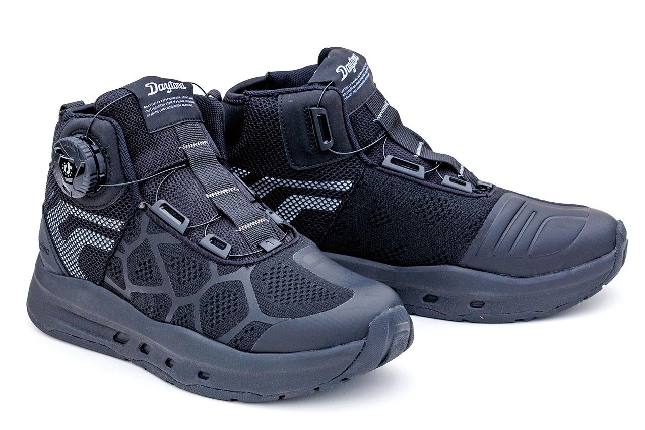 画像: DAYTONA DS-504 S-AIRシューズ 税込価格：1万2430円 サイズ：23.5cm〜28.0cm（0.5cm刻み） カラー：ブラック・ホワイト・ブラック×ホワイト 販売元：デイトナ いかにもライディング用、といった無骨さがないデザイン。やや高めのヒールと、ソフトで軽快な履き心地で歩きやすい。