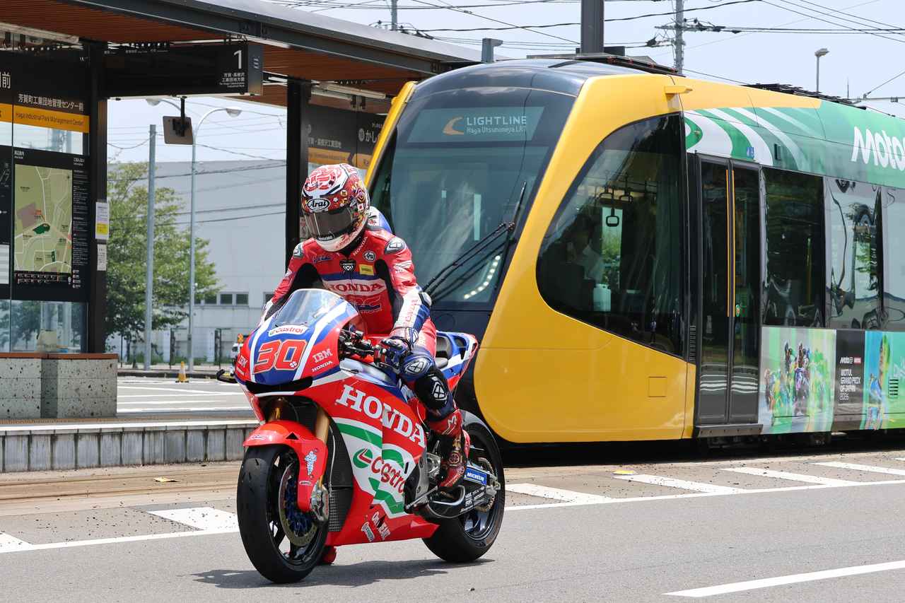 画像1: MotoGPラッピング車両とRC213V-Sで並走！