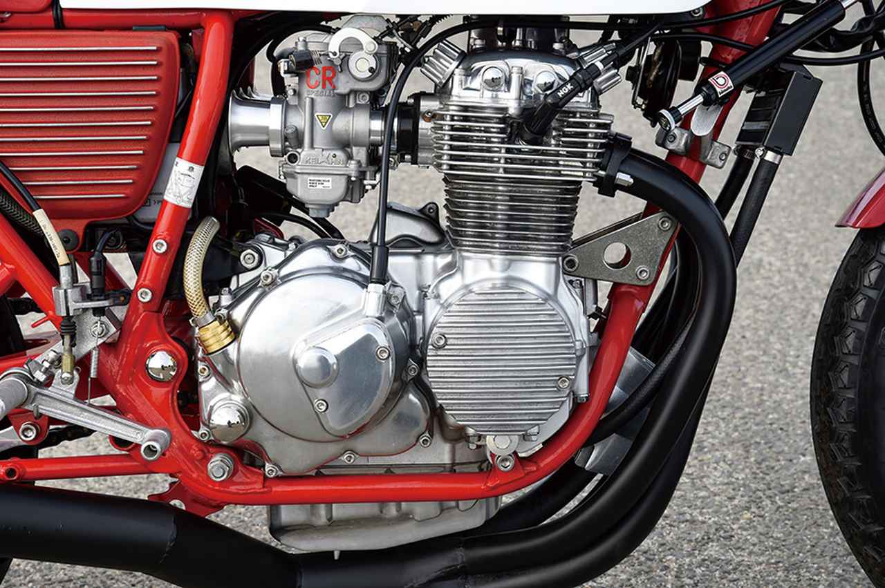 画像: ▲エンジンはヨシムラΦ54.5mmピストンキットに408cc車用クランク(ストロークは50mm)を組み合わせた466cc仕様で、ヨシムラST-1カム、BRC製ビッグバルブなど組み込みチューニング。吸排気はCR+BRC手曲げマフラー(品切れ中)だ。