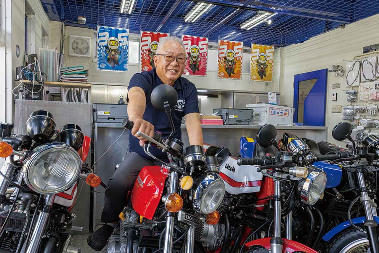 画像: ▲ショールームに飾られたヨンフォアに跨る渡辺美視代表は、今年で69歳になる。「今も引っ張り出して、ツーリングに出かけることは多いですよ」と。構造が単純だから一度ちゃんと組み上げれば、よほどの事がない限り壊れることはないバイクです、とも。