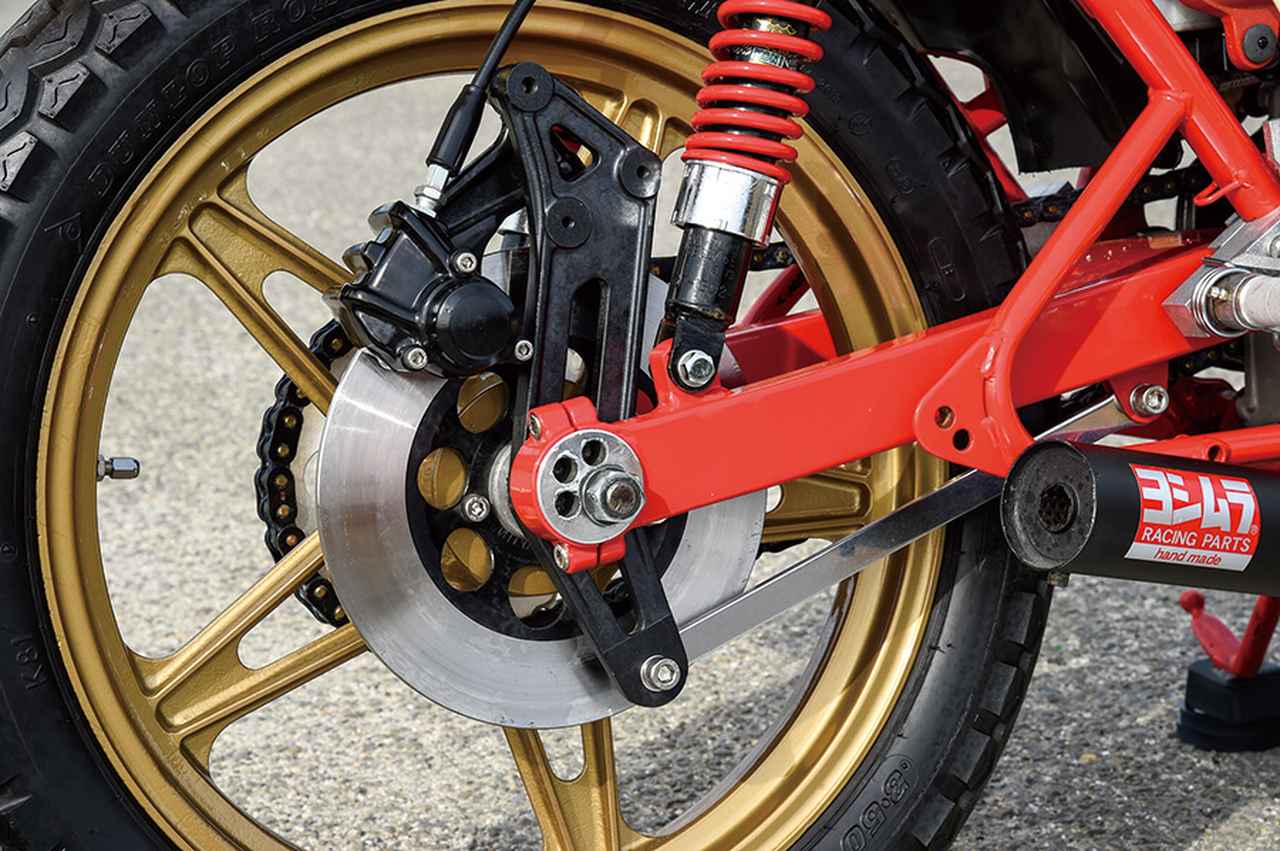 画像: ▲前後ホイールはビモータ製鋳造でサイズはともに2.15-18。Fブレーキはマキシム。スイングアームもビモータ。リヤショックはコニの初期型ボディを装着する。
