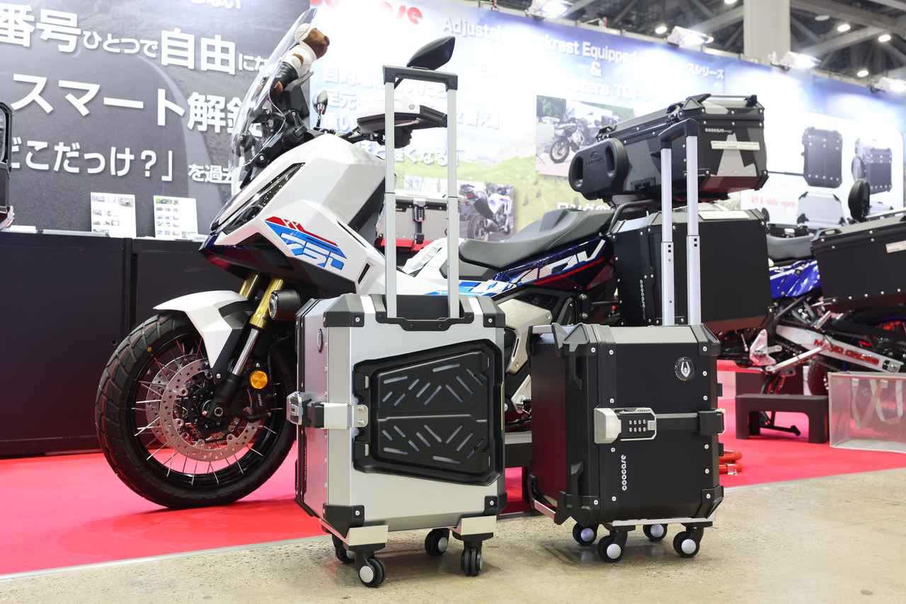 画像: トップケースから伸びるバックレスト? キャリーバッグにも変形? COOCASEの多機能ケースに注目!【東京モーターサイクルショー2026 現地レポート】 - webオートバイ