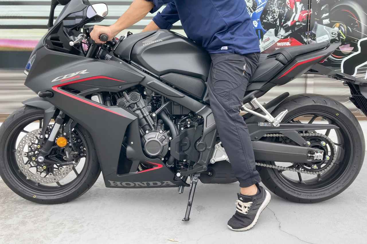 画像: 身長163cmのスタッフが、車高ダウンセットを装着したCBR650Rに跨った足つきの違い。安心感は絶大！