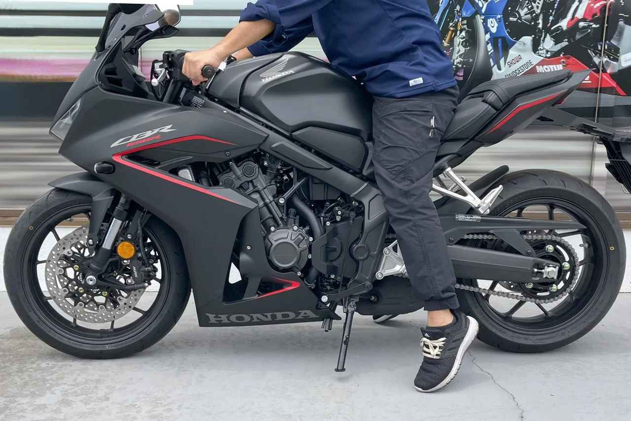 画像: 身長163cmのスタッフが、ノーマルのCBR650Rに跨った足つき。上記と見比べると、その差は一目瞭然。