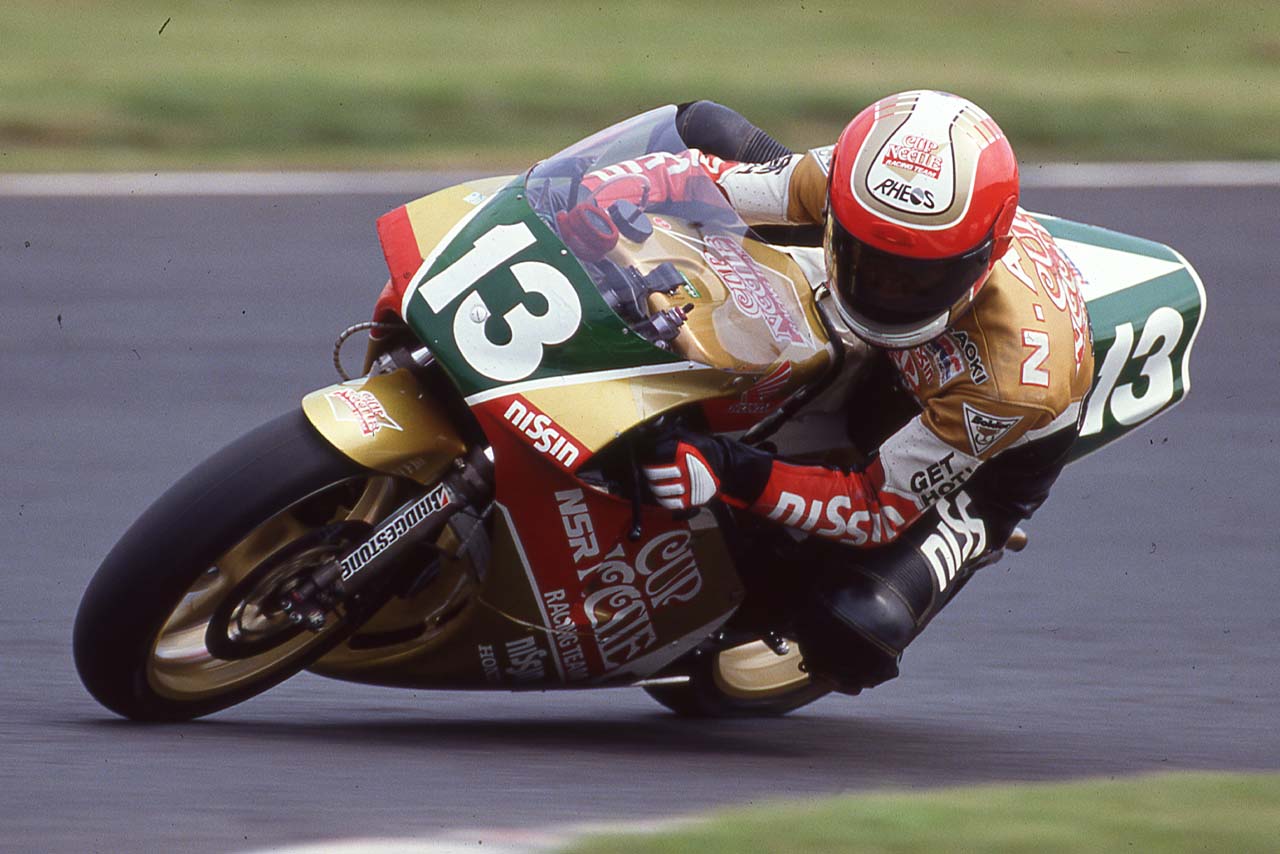 画像: 1990年、全日本ロードレースでNSR250を走らせる青木宣篤さん。カップヌードルカラーを覚えていてくれる読者はけっこうベテランかも?