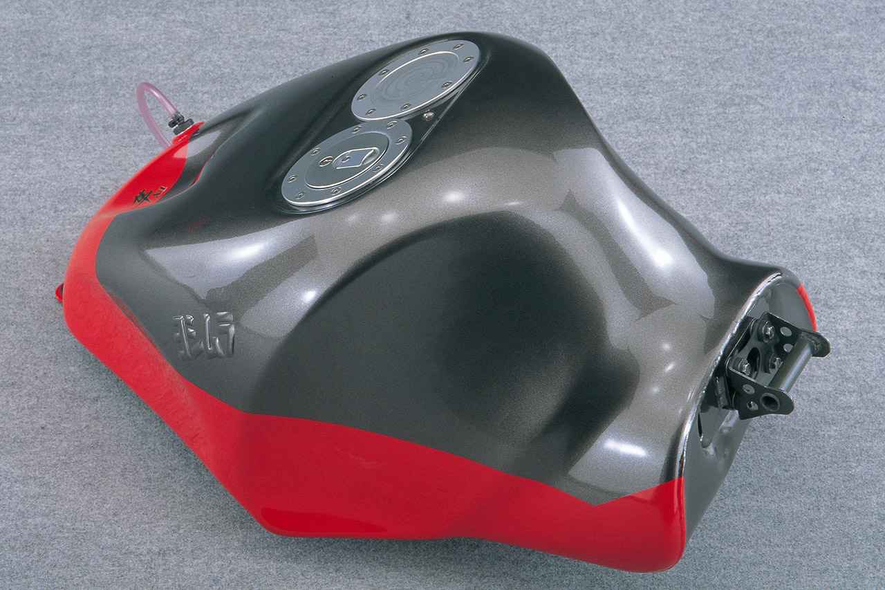 画像: 容量を22→24Lへと拡大したアルミタンクは、キャップとコック付きで5.7kg(単体では、STDの6.6kgから-2.1kgの4.5kgとの数値をヨシムラが公表)だった。