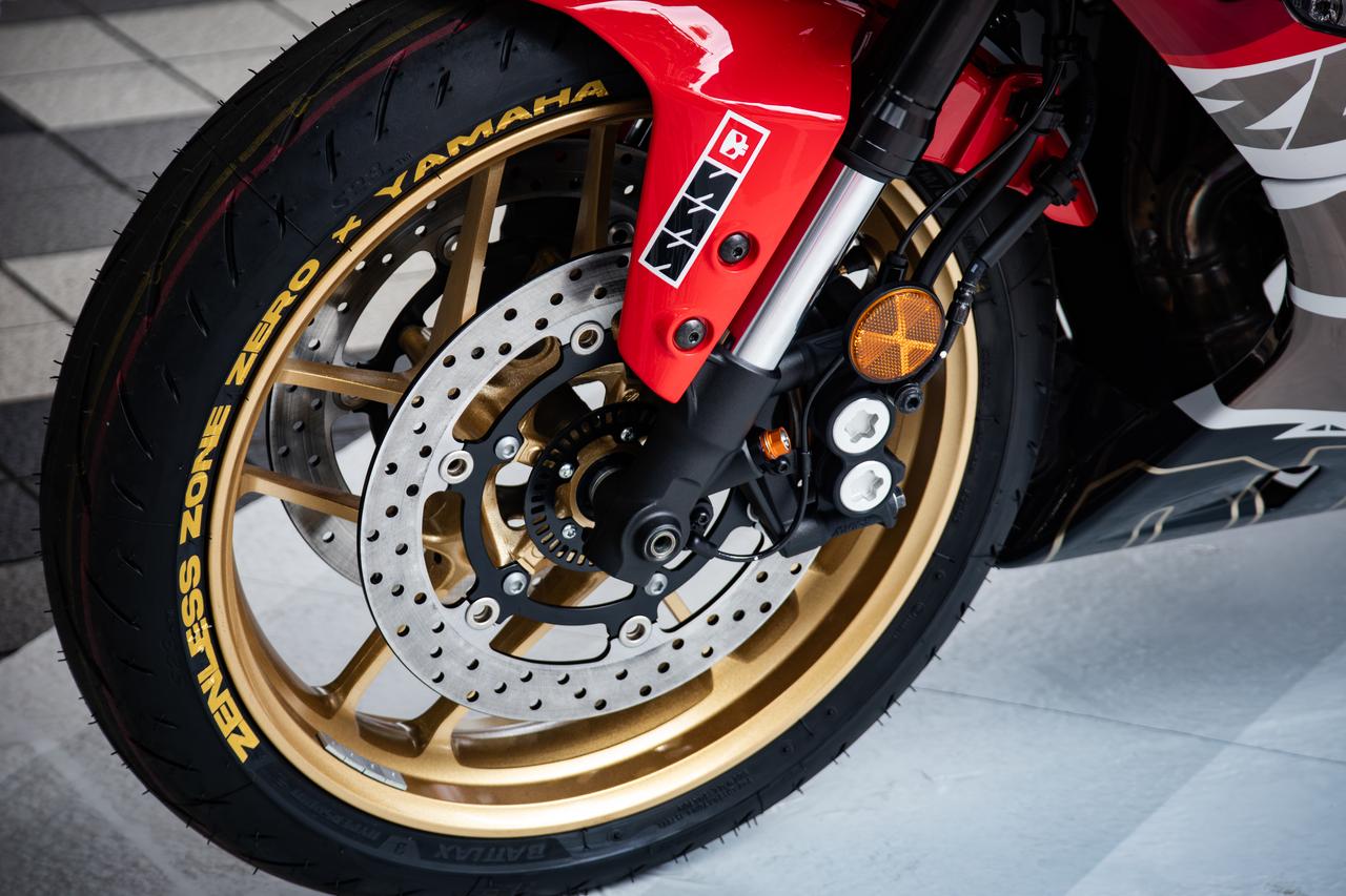 画像 : 9番目の画像 - 【写真29枚】ヤマハ「XSR900GP」×ゼンレスゾーンゼロ「スターライト・ビリー」コラボ - webオートバイ