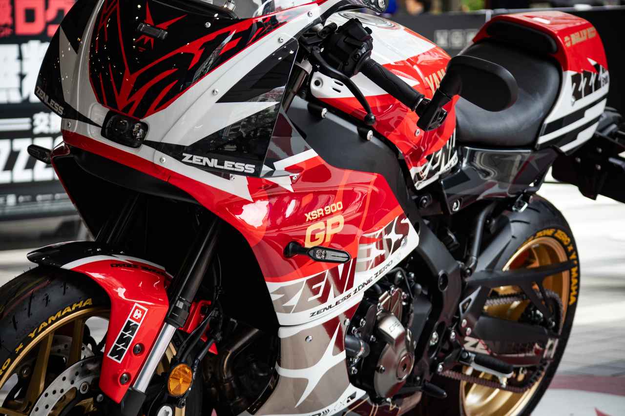 画像1: ヤマハ「XSR900GP」が人気ゲーム『ゼンゼロ』とコラボ! 秋葉原で「スターライト・ビリー」仕様の実車を展示!