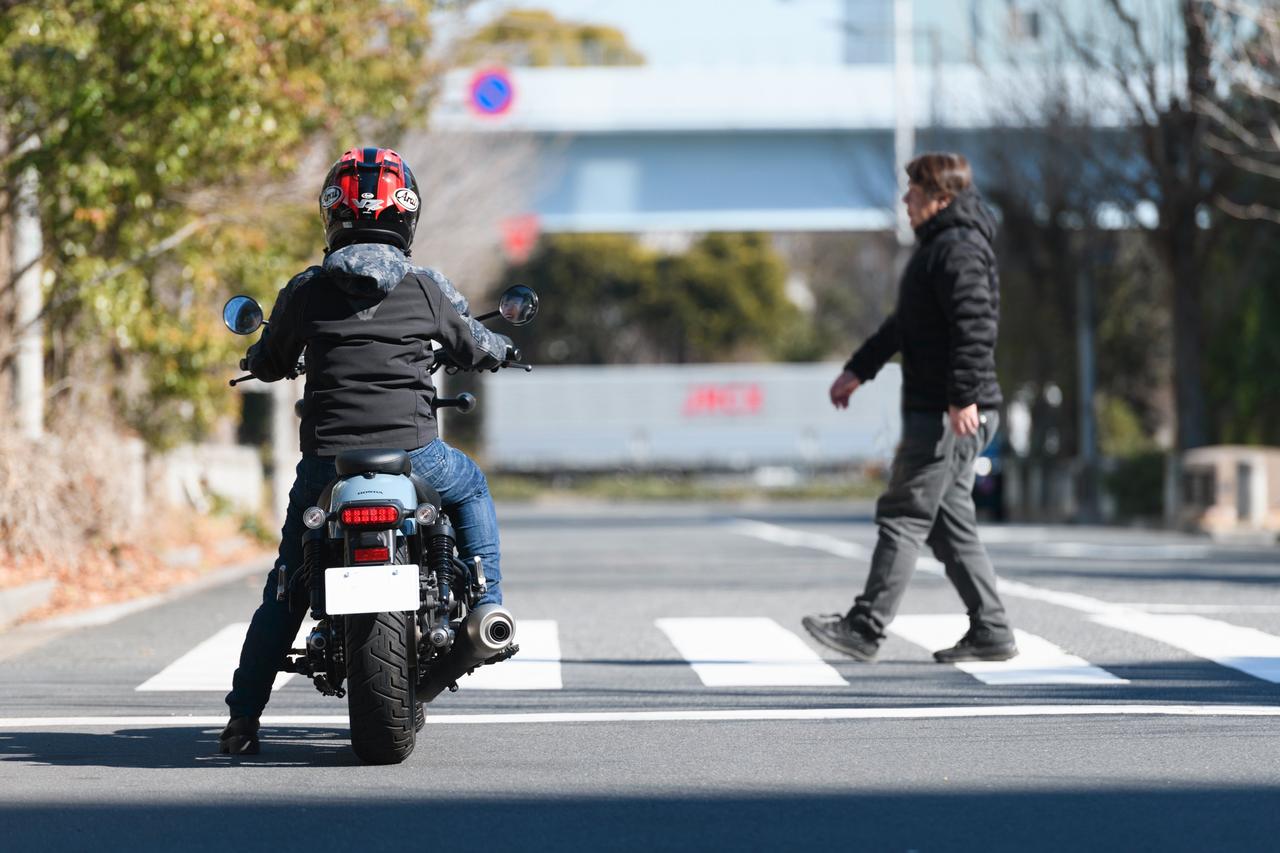 画像: 【JAPAN RIDERS 知恵袋】横断歩道や交差点は歩行者優先! - webオートバイ