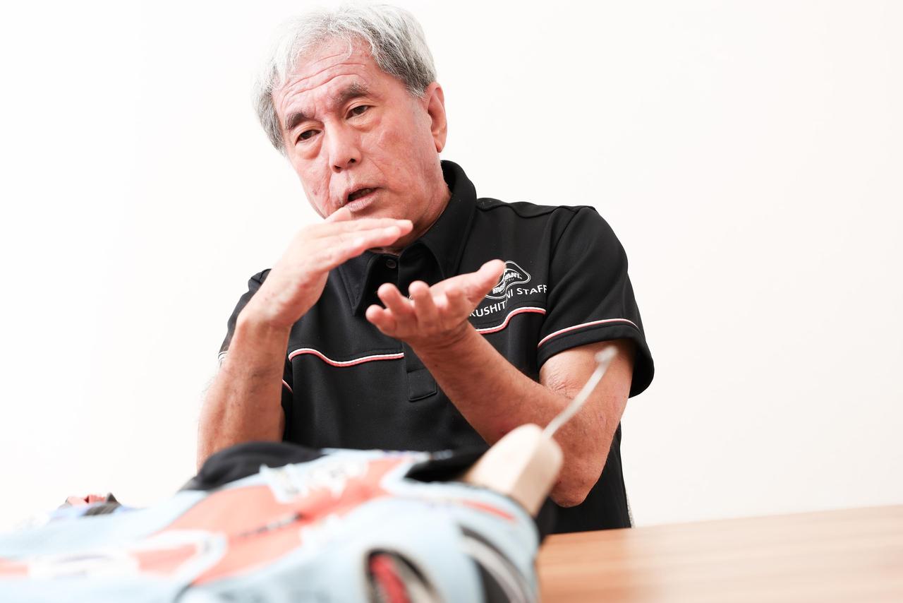画像3: 違和感を抱かせないことを最重視しつつ、運動性と防護性を追求するレーシングサービス。要求が無くても、着用時の立ち姿やシワの入り方を見ればフィット感が解るという。