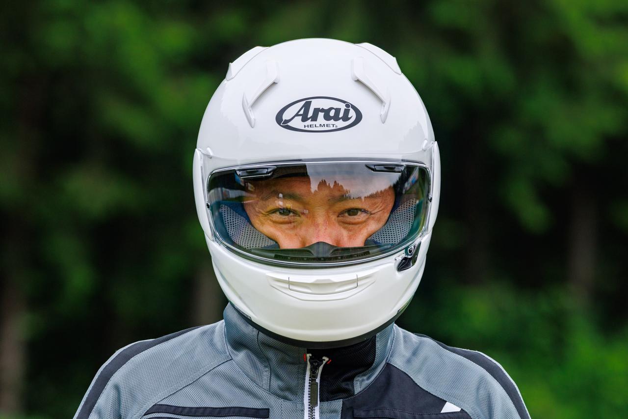 画像2: 衝撃をヘルメットの中に入れないための形状が、エッグシェイプフォルム。衝撃をかわす性能を追求し続け、安全に関することであればコストも時間も惜しまない。