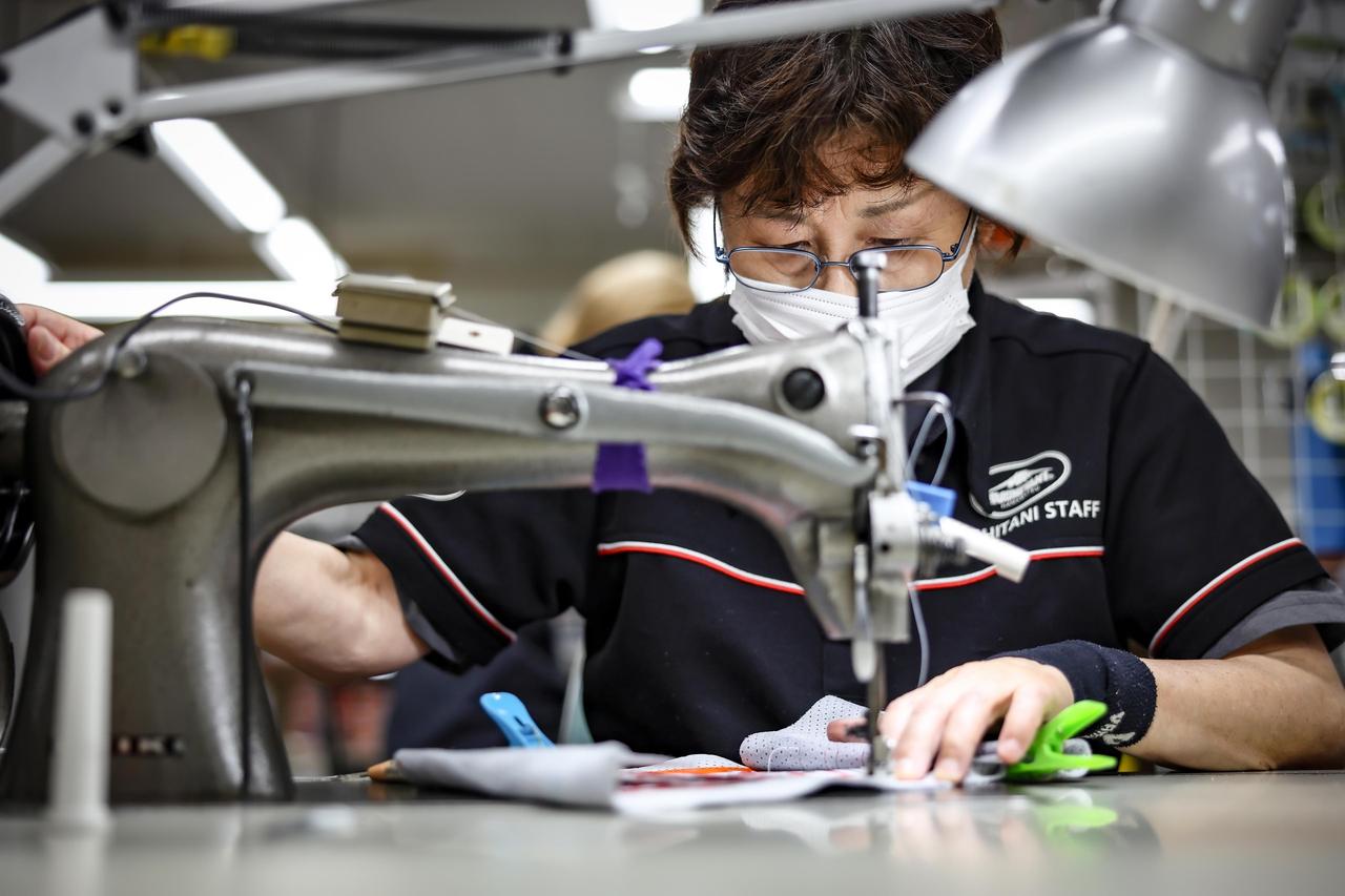 画像2: MotoGPのスーツは“プリント”だが、一般製品のネーム類はいまだ革を縫い重ねるのが主流。ベテラン職人は最小2㎜幅にステッチ2本で縫い付けが可能だ。