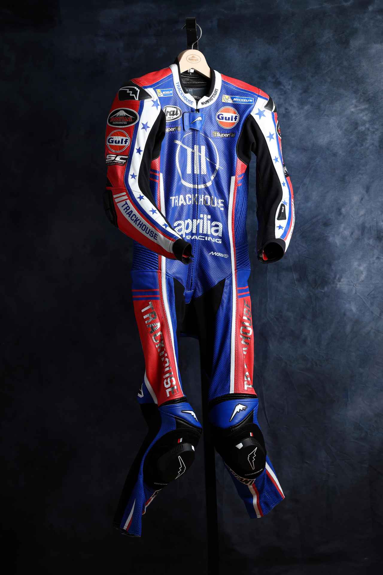 画像1: トラックハウスMotoGPチームのホームである第3戦アメリカGPのみ着用。アメリカ建国250周年を記念して、マシンのアプリリアRS-GP26と共に星条旗をモチーフとした特別デザインを施す。