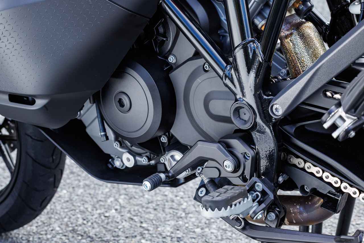 画像: 一般的なバイクのように、左足のシフトペダルでもシフトチェンジが可能