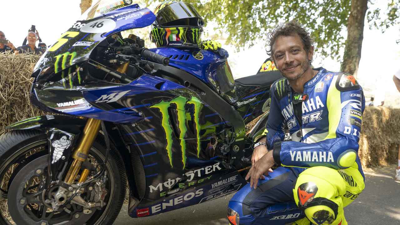 画像: 【ロッシが帰ってきた!】バレンティーノ・ロッシ、2020年型YZR-M1でグッドウッドを疾走! 引退後初のMotoGPマシンライド! - webオートバイ