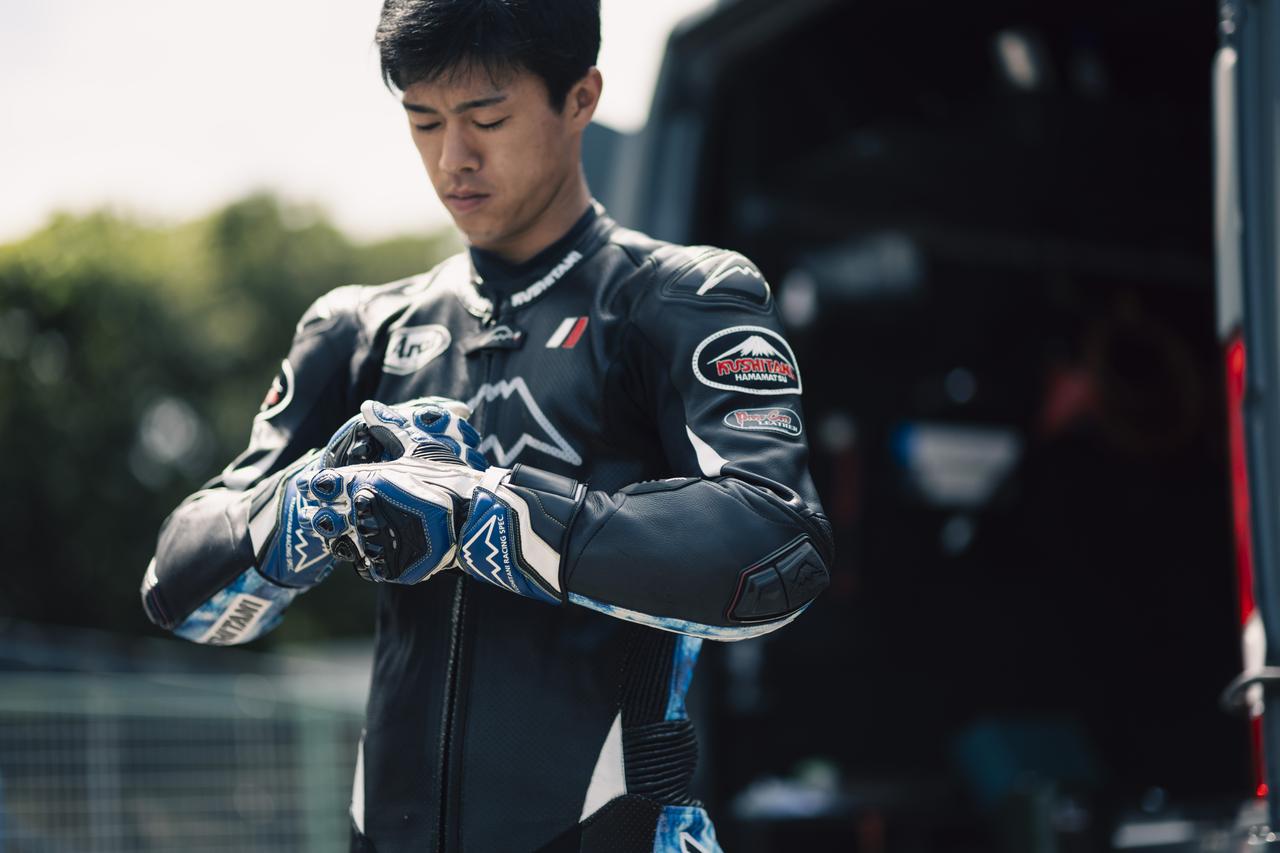 画像: 2017年からクシタニのサポートを受ける小椋選手。「初めてレザースーツをサポートしてくれたのがクシタニでした。結果のない時代、自分が何者でもなかった時から支えてくれていました。いつか一緒にMotoGPに行けたらいいなと思っていたので、それが形になって嬉しいです」