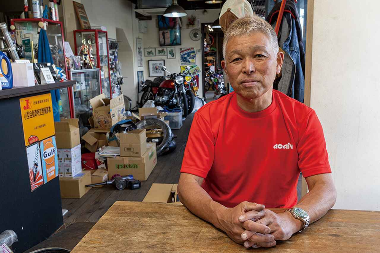 画像: ▲代表の松永直人さん。大阪の南部、大阪狭山市に店舗を構えるアゲインの業務は車両販売から修理、カスタムまで幅広い。オリジナルパーツも豊富に揃える全国屈指のヨンフォア・プロショップだ。