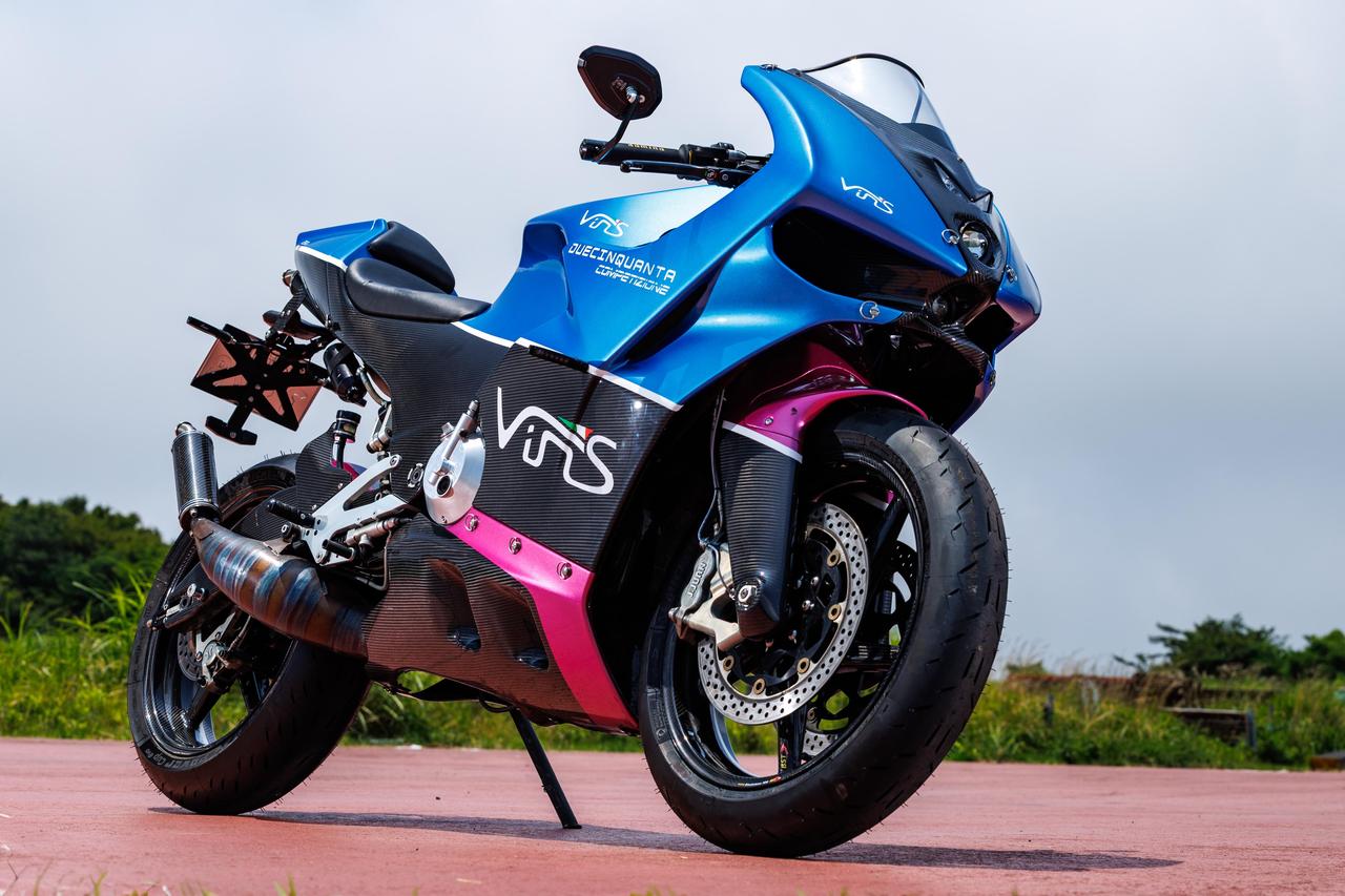画像: VINS DUECINQUANTA 2026年モデル 総排気量:249.5cc エンジン形式:水冷2ストロークケースリードバルブV型2気筒 車両重量:112kg(ガソリン抜き) 価格:990万円(※2022年当時の予価、為替により変動)