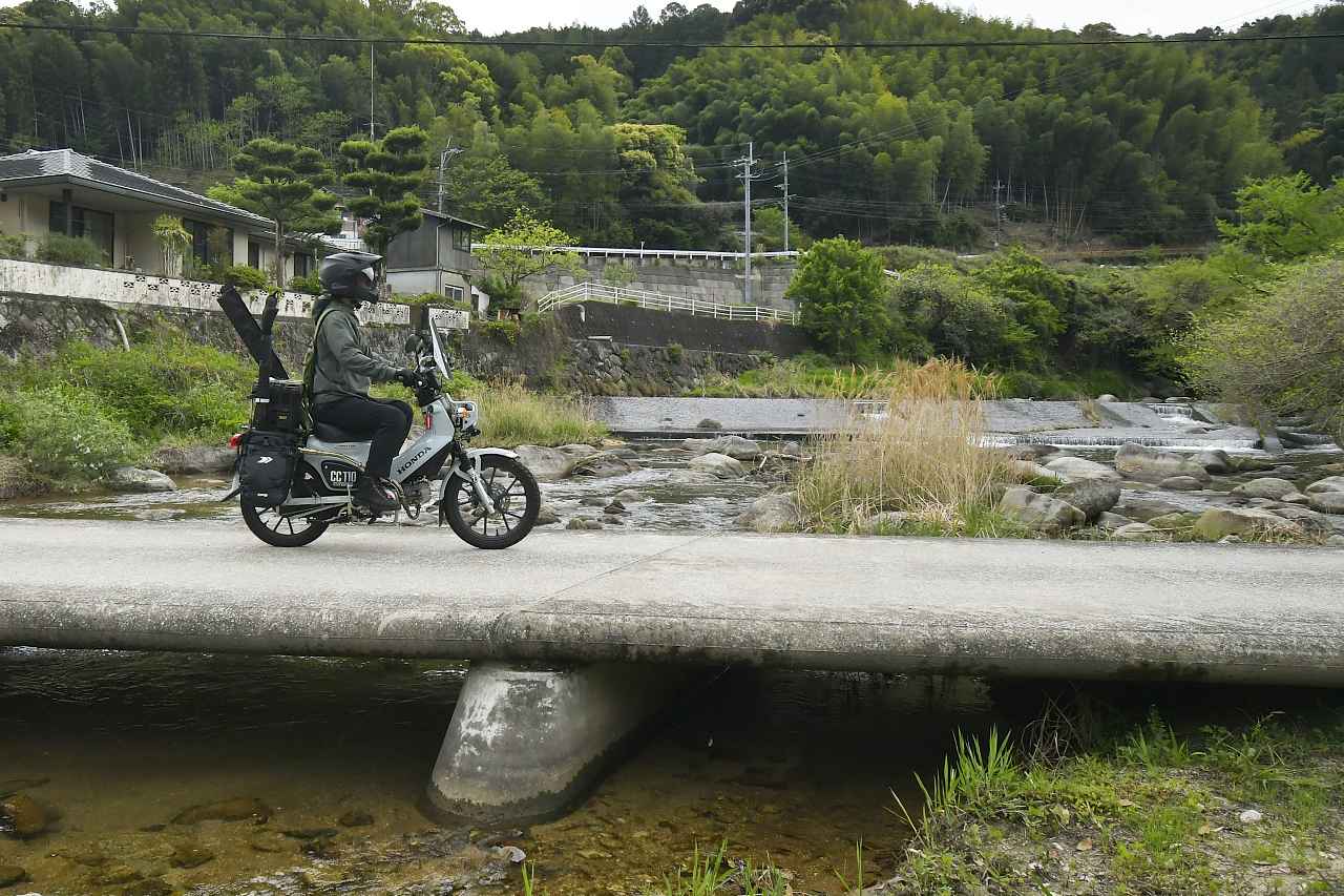 画像: 憧れの九州で釣りをしたいので、フェリーに乗って長崎を目的地に釣りツーリング前編。まずはフェリーで九州上陸して、軍艦防波堤や沈下橋を見つつアジフライの聖地を目指すよ〈若林浩志のスーパー・カブカブ・ダイアリーズ Vol.384〉 - webオートバイ