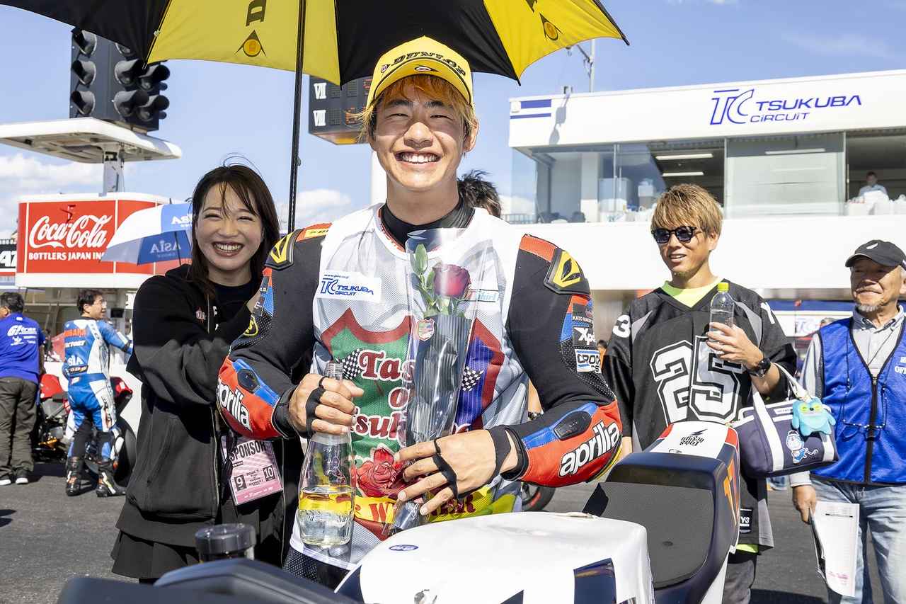 画像: Days of Bike and Rosesにちなみ、表彰台に上がったライダーにはバラの花束がプレゼントされる。